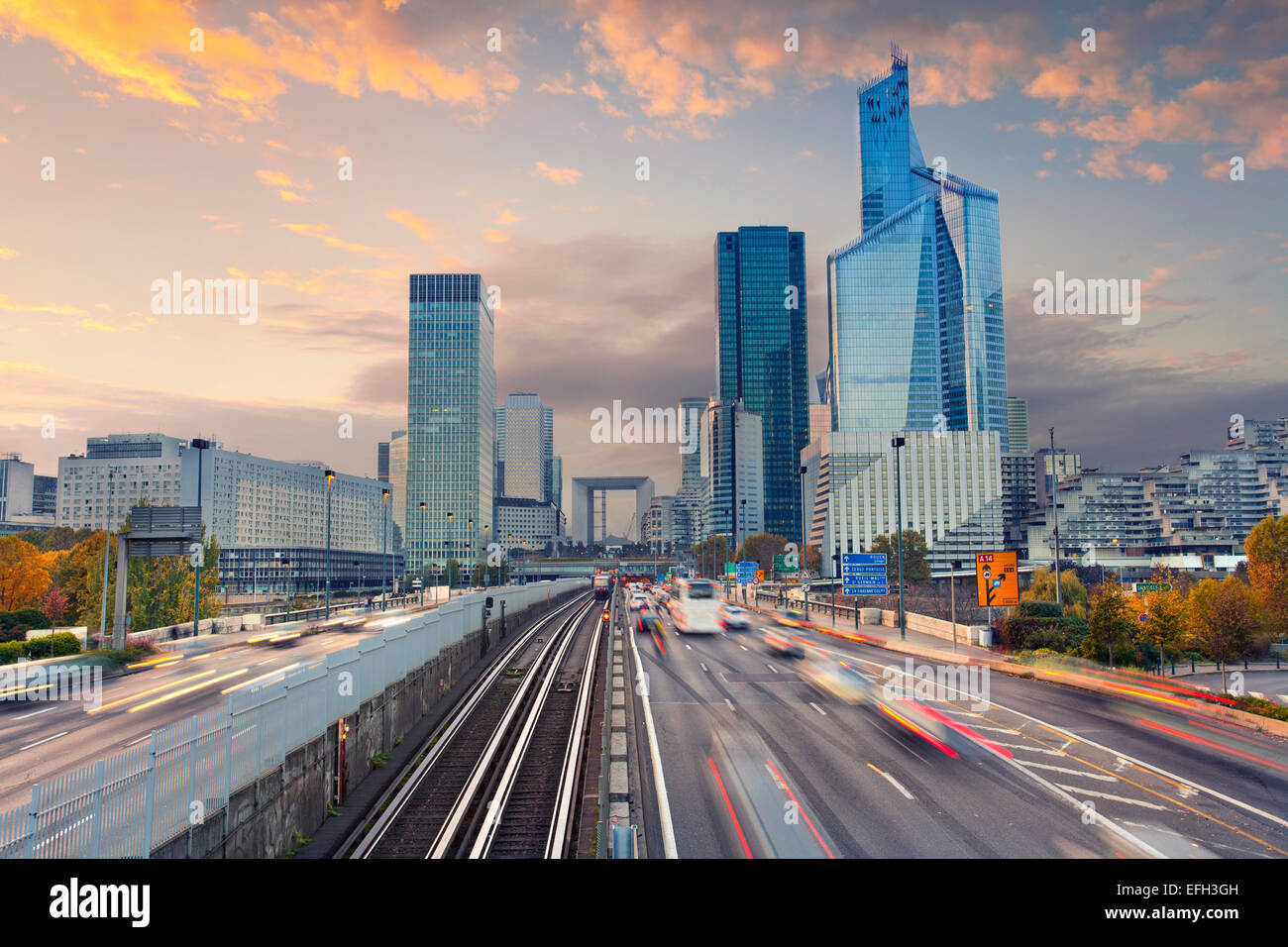 La Défense, Paris. Bild von Bürogebäuden im modernen Teil von Paris - La Défense während des Sonnenuntergangs. Stockfoto
