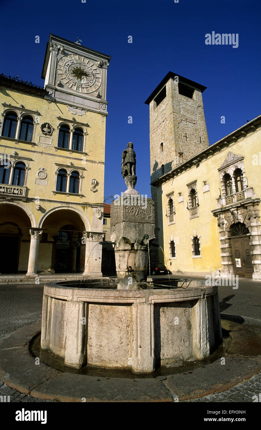Italien, Veneto, Belluno, Piazza del Duomo, Brunnen von San Gioatà, Palazzo dei Rettori und Palazzo dei Vescovi Conti Stockfoto