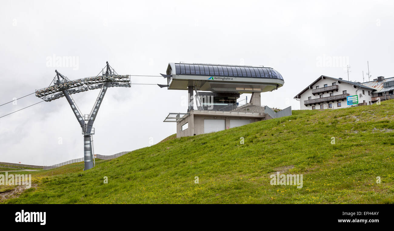 Der Kettingbahn-Skilift am oberen Rand des Schmittenhöhe Zell am sehen Österreich im Sommer Stockfoto