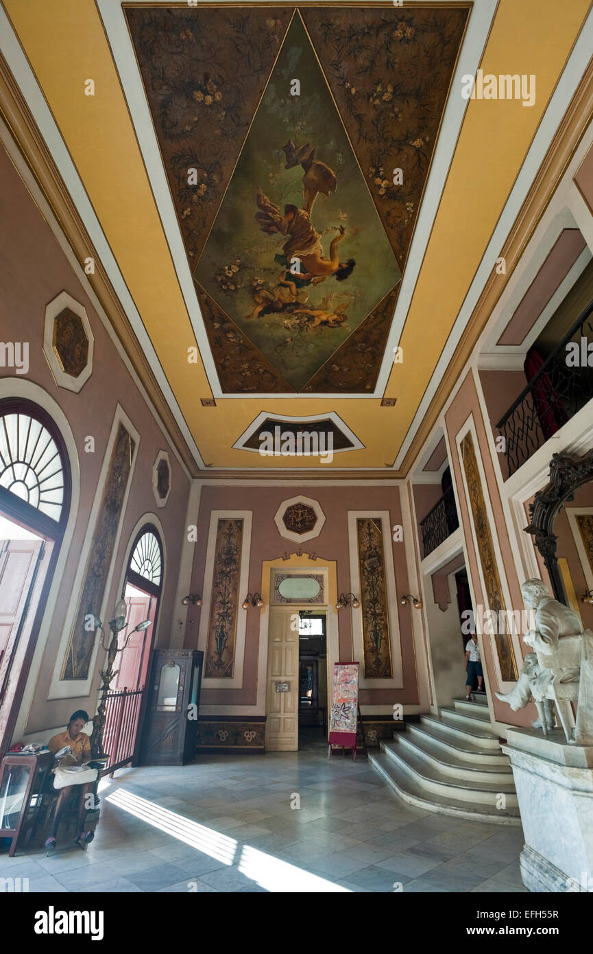 Vertikale Ansicht der Eingangshalle des Teatro Tomas Terry (Thomas Terry Theater) in Cienfuegos, Kuba Stockfoto