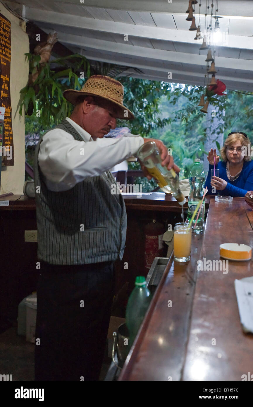 Vertikale Ansicht der kubanischen Barkeeper machen rum Cocktails. Stockfoto