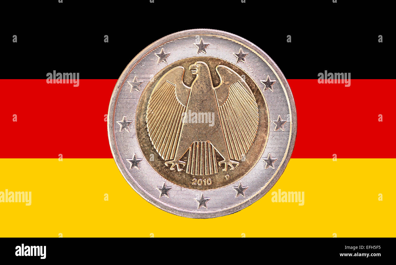 Eine zwei-Euro-Münze aus Deutschland mit der deutschen Nationalflagge als Hintergrund isoliert Stockfoto