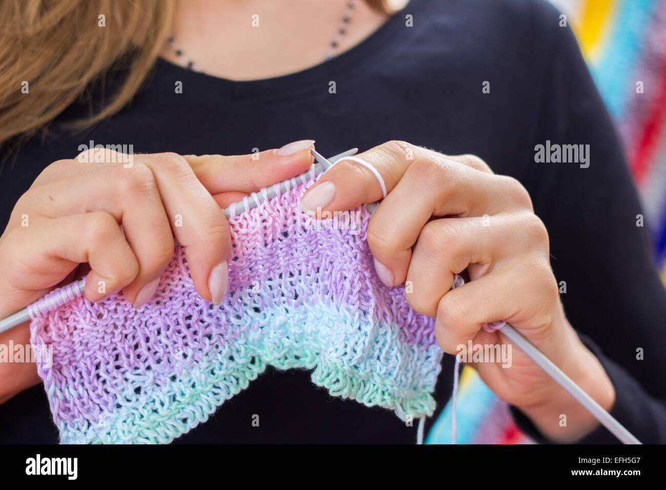Frau stricken Hobby Handwerk Hände "Stricknadeln" gestrickt Garn bunte Fäden closeup Stockfoto