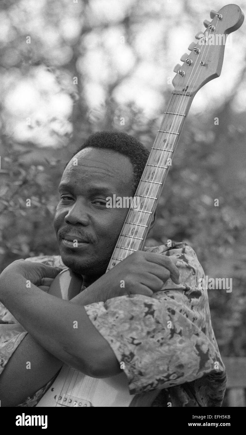 Duncan Senyatso, Afro-Jazz-Fusion-Sänger & Gitarrist aus Botswana. Fotografiert in Edinburgh 2003 Foto von Marc Marnie W Stockfoto