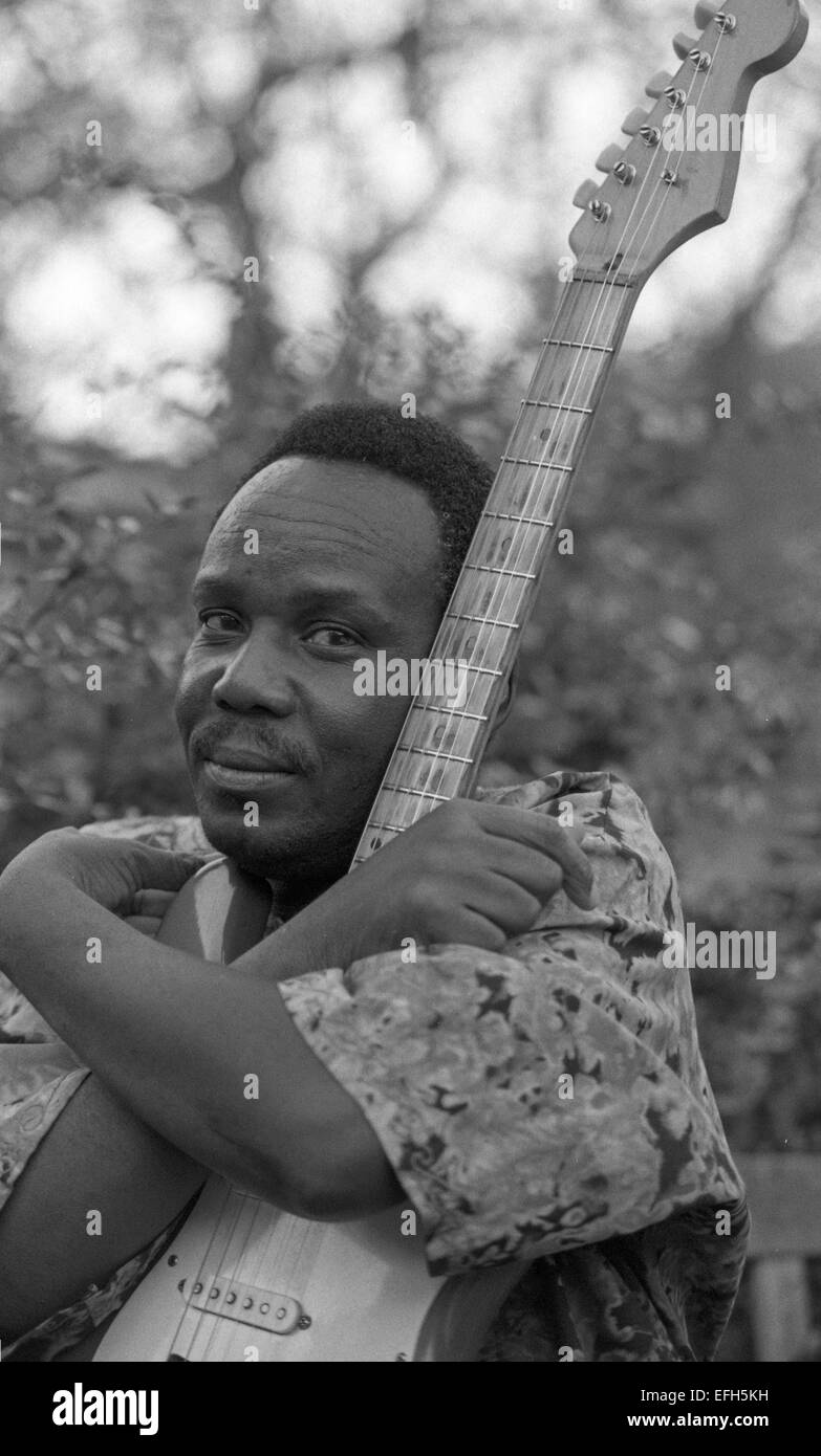 Duncan Senyatso, Afro-Jazz-Fusion-Sänger & Gitarrist aus Botswana. Fotografiert in Edinburgh 2003 Foto von Marc Marnie W Stockfoto