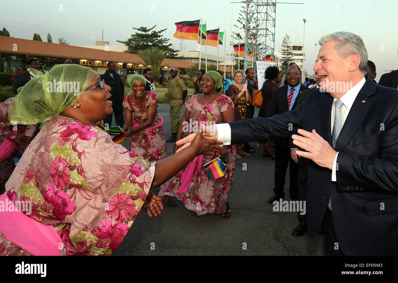 Arusha, Tansania. 4. Februar 2015. Bundespräsident Gauck wird am Kilimanjaro Flughafen mit traditionellen Tanzaufführungen in Arusha, Tansania, 4. Februar 2015 begrüßt. Der Bundespräsident ist bei einem fünftägigen Besuch in Tansania. Foto: WOLFGANG KUMM/Dpa/Alamy Live News Stockfoto