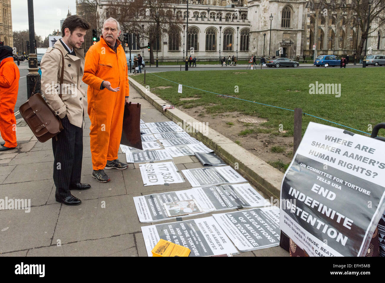 London, UK. 4. Februar 2015 - Aktivisten vom sparen Shaker Aamer Kampagne protestieren außerhalb Westminster heute fordert die britische Regierung Shaker die sofortige Freilassung und Rückkehr nach Großbritannien. Aktivisten fordern Londoner am Valentinstag März zur Downing Street nächste Woche an 13 Jahre Shaker Haft in Guantanamo Bucht-Internierungslager. Bildnachweis: Velar Grant/ZUMA Wire/ZUMAPRESS.com/Alamy Live-Nachrichten Stockfoto