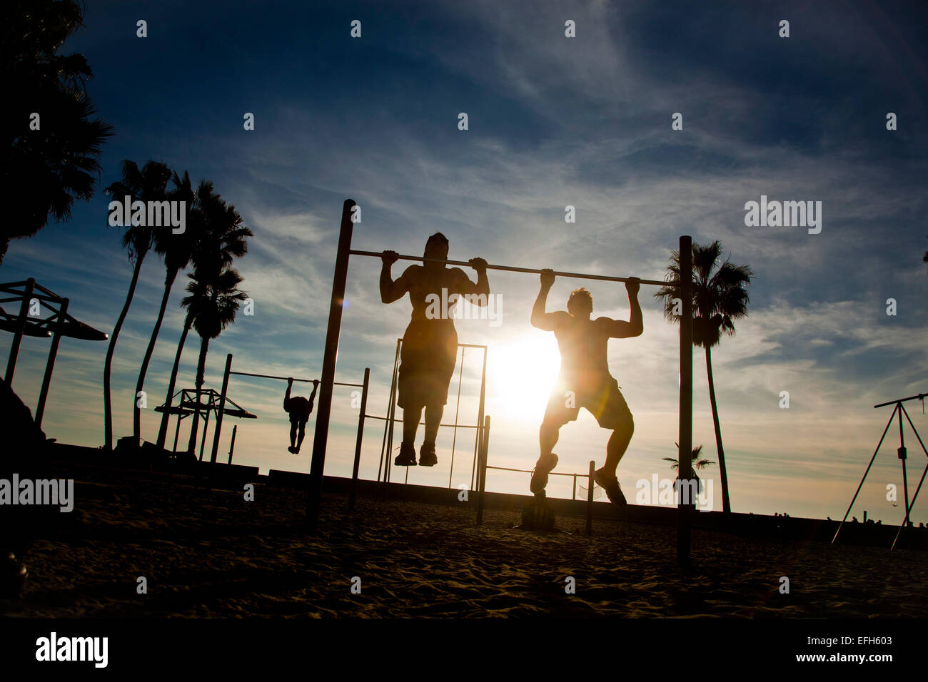 Zwei Männer chin Ups, Venice Beach, Los Angeles, Kalifornien, USA Stockfoto