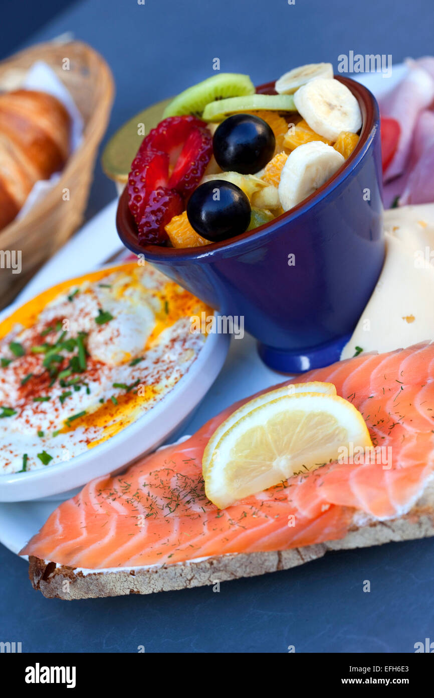 Lachs, Spiegeleier, Käse, Schinken und Obst Salat auf einem Teller Stockfoto