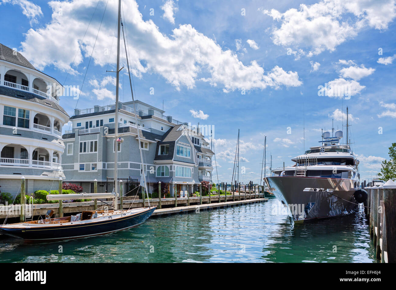 Luxus-Yacht festgemacht an der Vanderbilt-Residenzen, exklusive Eigentumswohnungen in braun und Howard Wharf, Newport, Rhode Island, USA Stockfoto