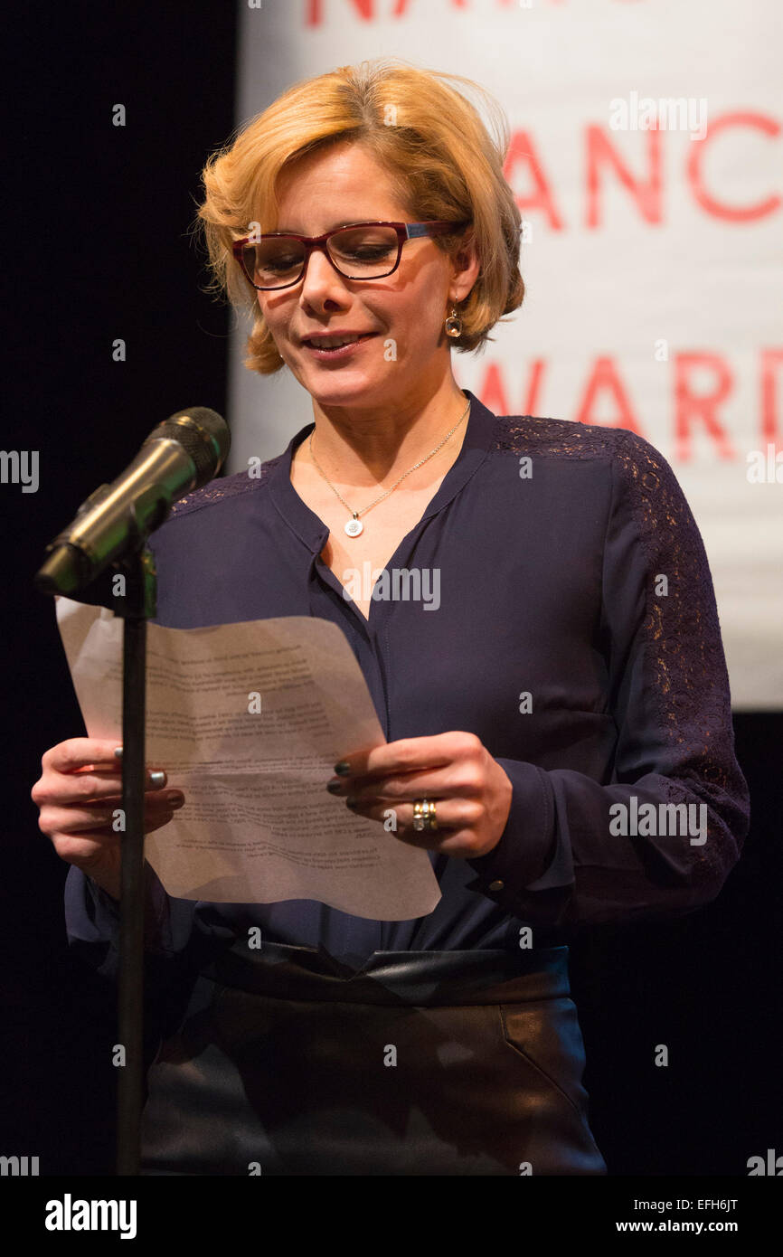 Darcey Bussell mit Lesebrille. Des Kritikers Kreis National Dance Awards 2014 finden in The Place in London, Großbritannien statt. Stockfoto