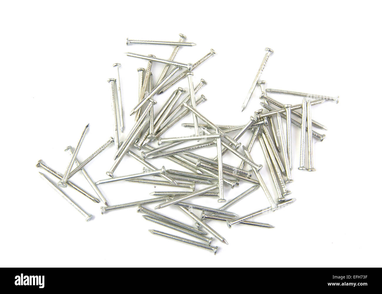Haufen Metall Nägel auf weißem Hintergrund Stockfoto