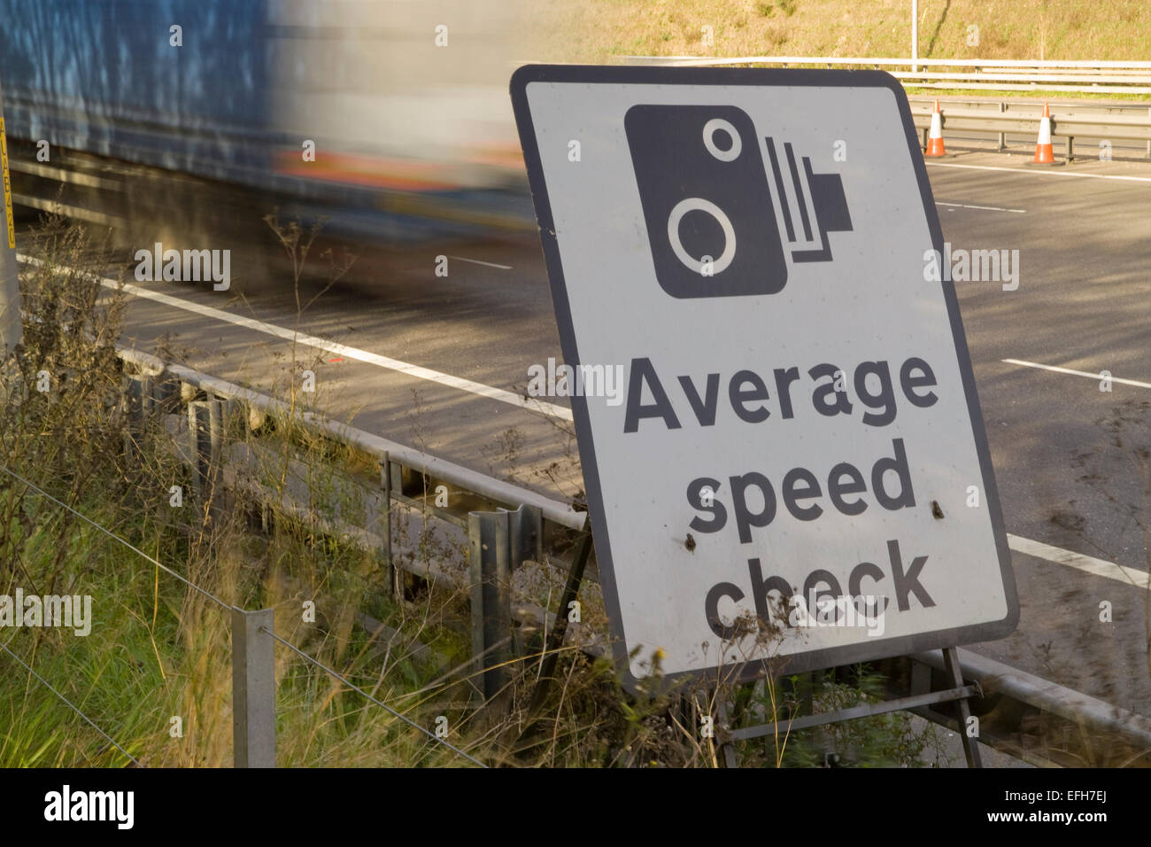 Durchschnittliche Geschwindigkeit Kamera Zeichen vom Straßenrand mit LKW im Hintergrund Stockfoto