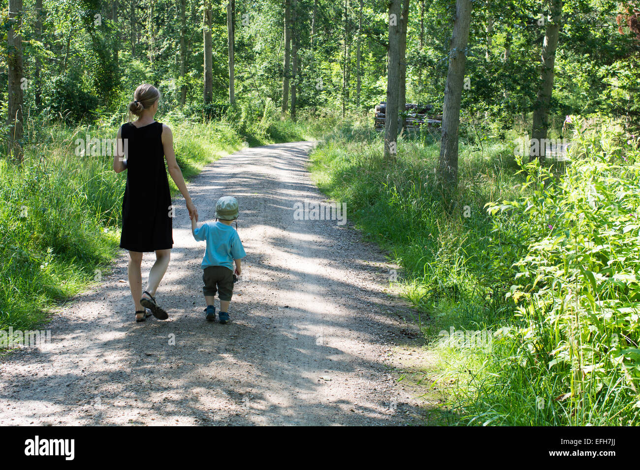 Mutter und Kind zu Fuß in einem Wald im Sommer Stockfoto