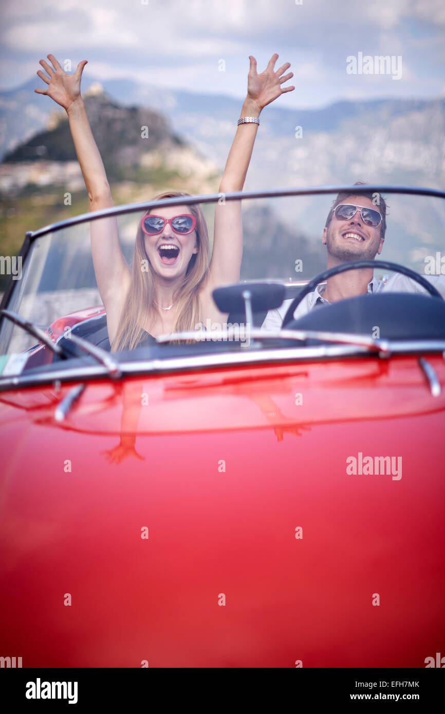 Junge Paare, die Spaß in einem roten Cabrio Sportwagen in Südfrankreich Stockfoto