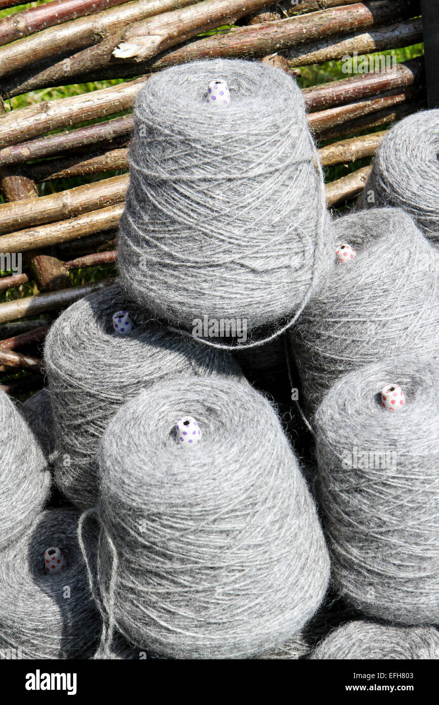 Graue Schafe Wolle Garn bobbins in Korb auf landwirtschaftliche zeigen Marktstand Stockfoto