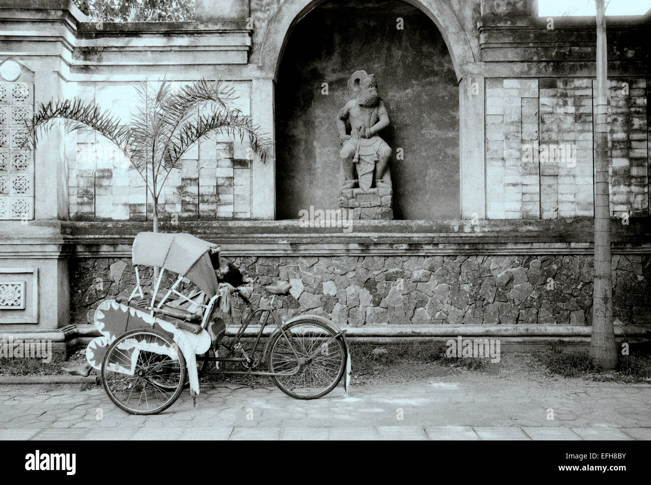 Street Scene und einer Statue von Hanuman in Surakarta Solo in Java in Indonesien in Südostasien im Fernen Osten. Reisen Stockfoto