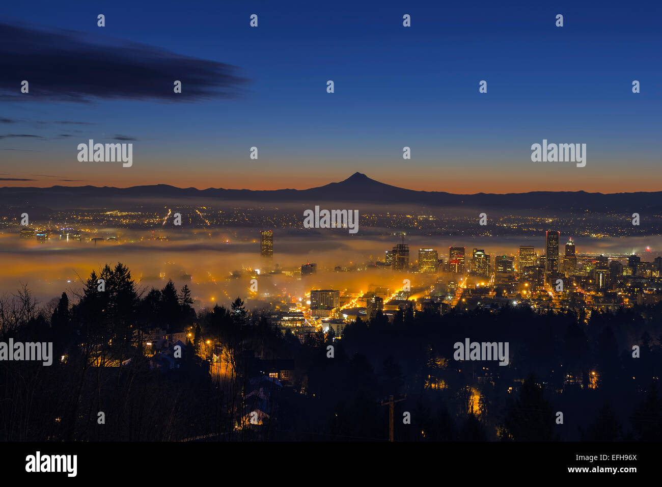 Dicken Nebel rollt im Morgengrauen über Stadtbild der Innenstadt von Portland Oregon mit Citylights und Silhouette des Mt. Hood Stockfoto