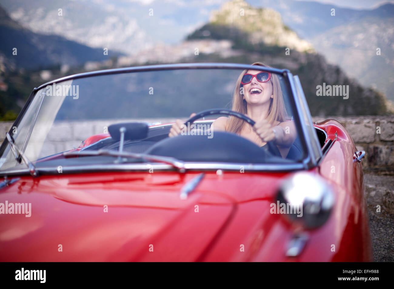 Junge Autofahrerin einen klassischen Oldtimer Sportwagen in Südfrankreich Stockfoto