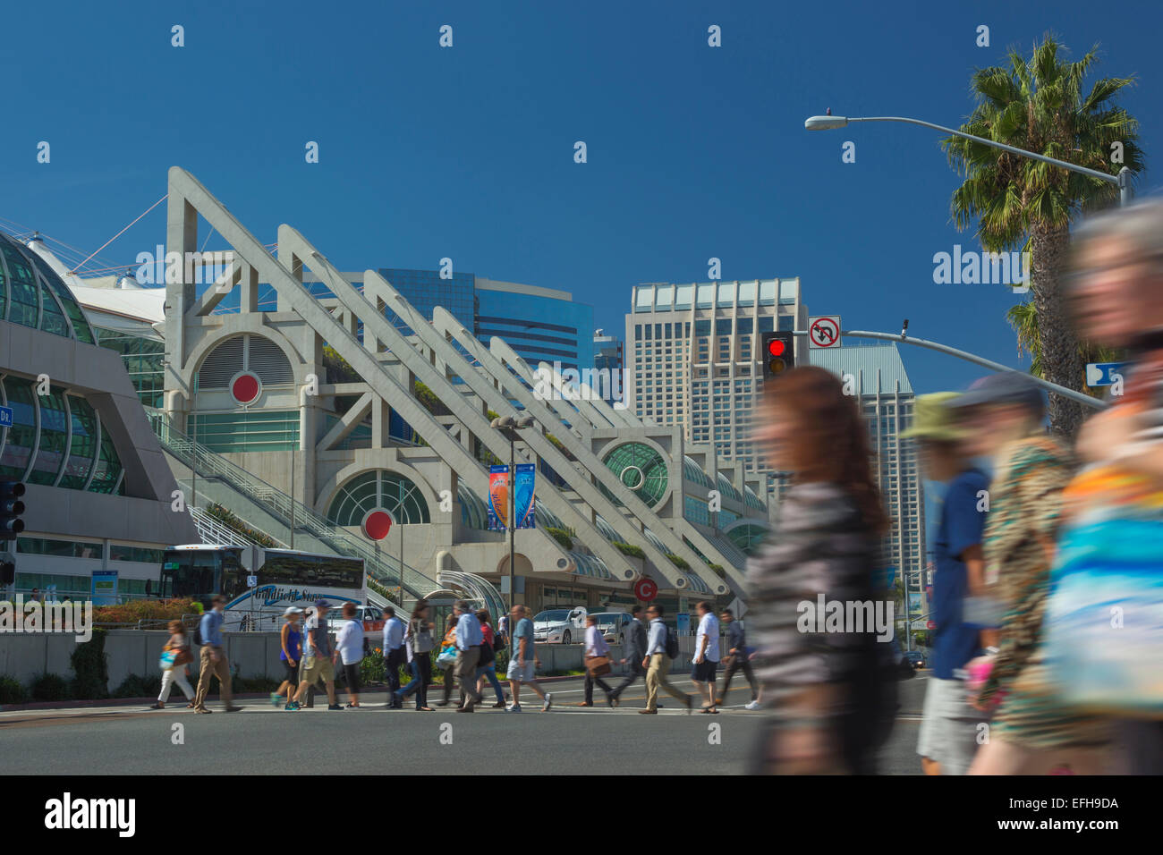 FUSSGÄNGER ÜBERQUEREN STRASSE CONVENTION CENTER (©ARTHUR ERICKSON 1989) MARINA DISTRICT DOWNTOWN SAN DIEGO CALIFORNIA USA Stockfoto