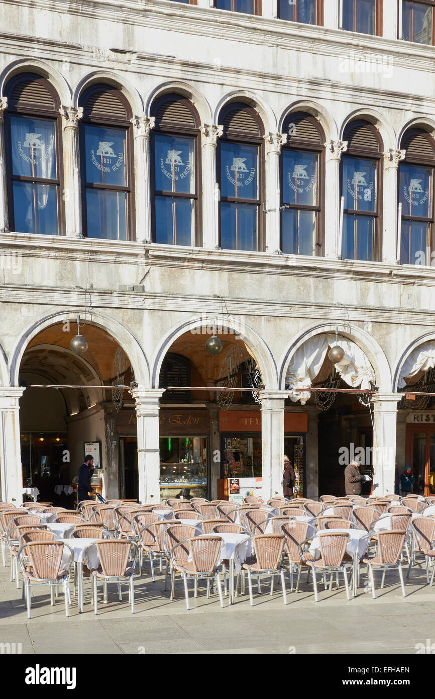 Im Freien Tische und Stühle im eleganten Piazza San Marco Venedig Veneto Italien Europa Stockfoto