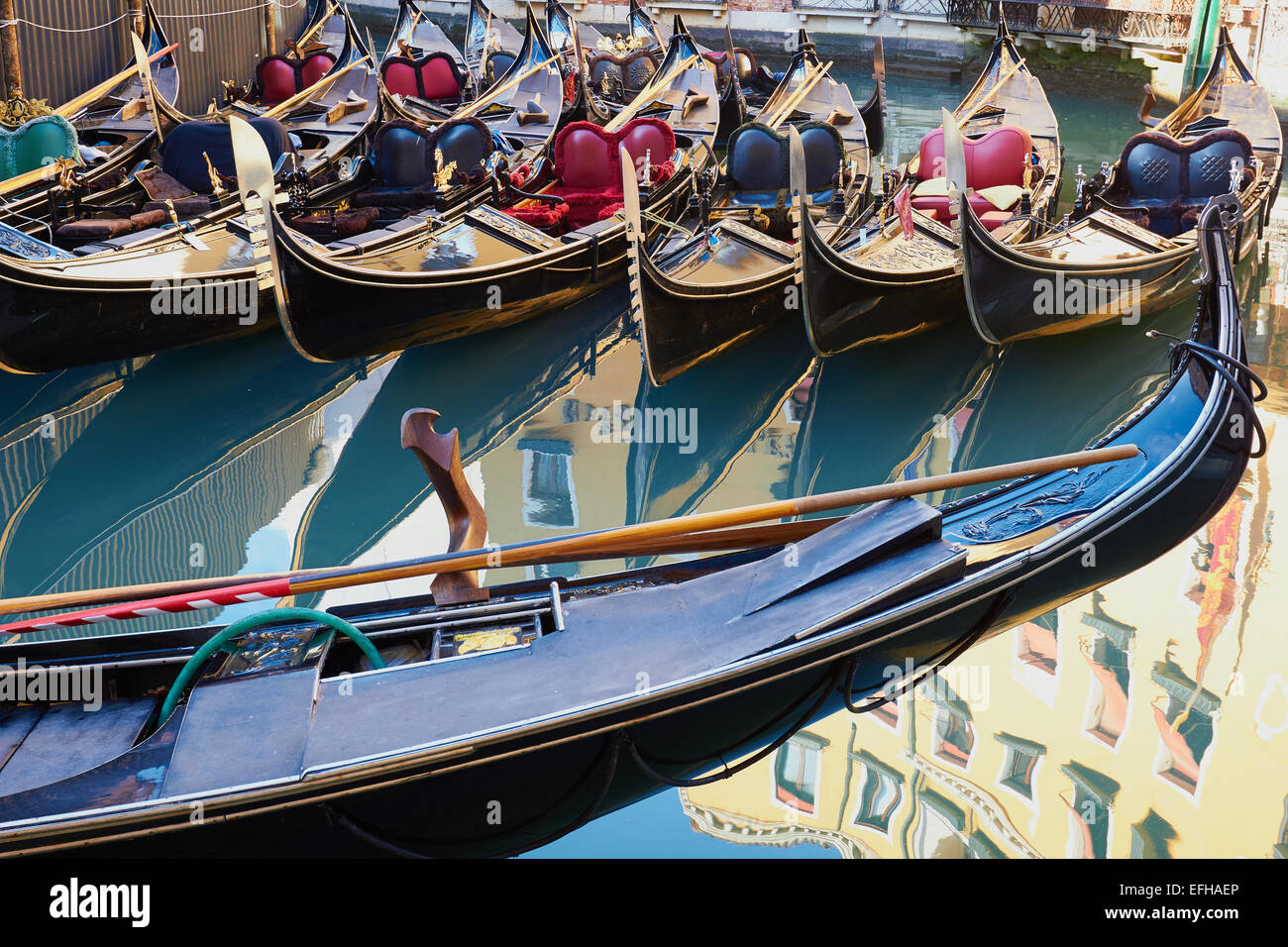 Reihe von dekorativen Gondeln Venedig Veneto Italien Europa Stockfoto