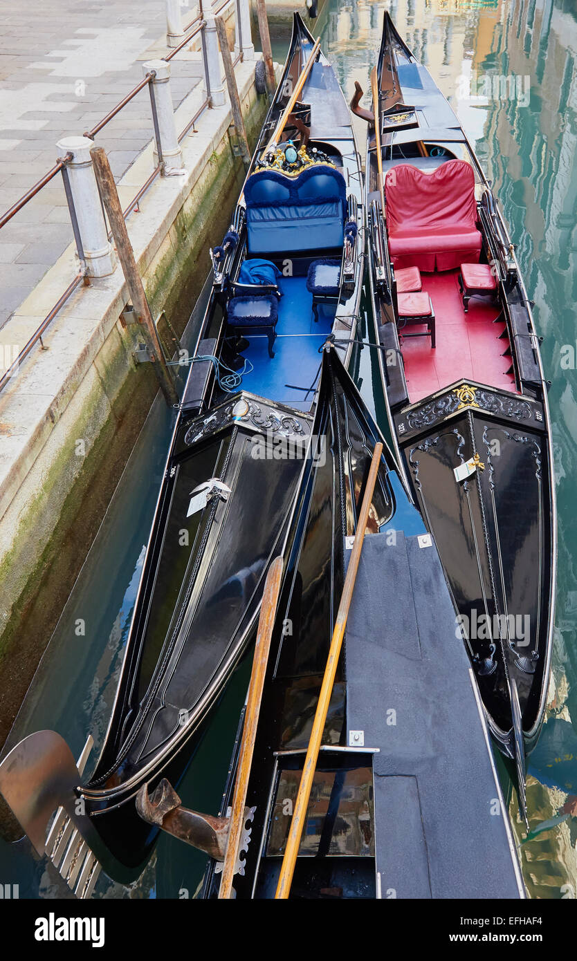 Drei Gondeln festgemacht an einem schmalen Kanal Venedig Veneto Italien Europa Stockfoto