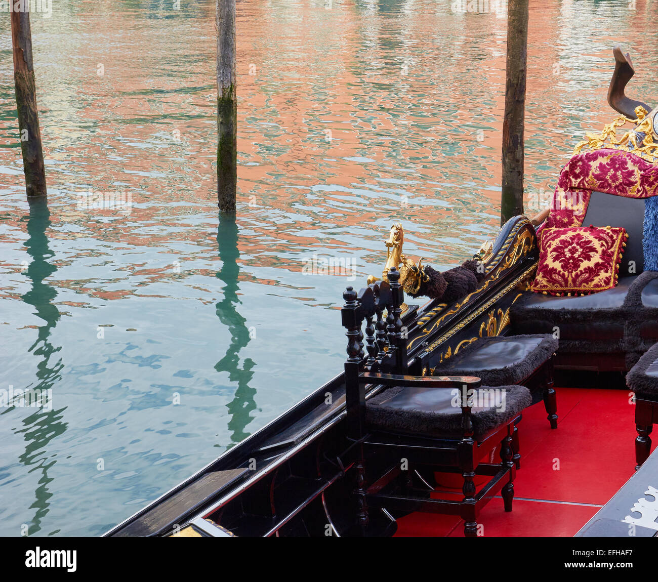 Dekorative rote innere der Gondel Venedig Veneto Italien Europa Stockfoto
