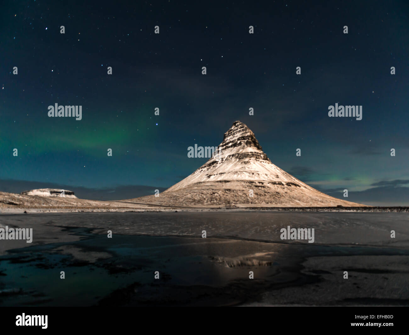 Isländische Szene, Kirkjufell und die Sterne in der nördlichen Hemisphäre in der Nacht. Kirkjufellsa, Grundarfjordur, Island. Stockfoto