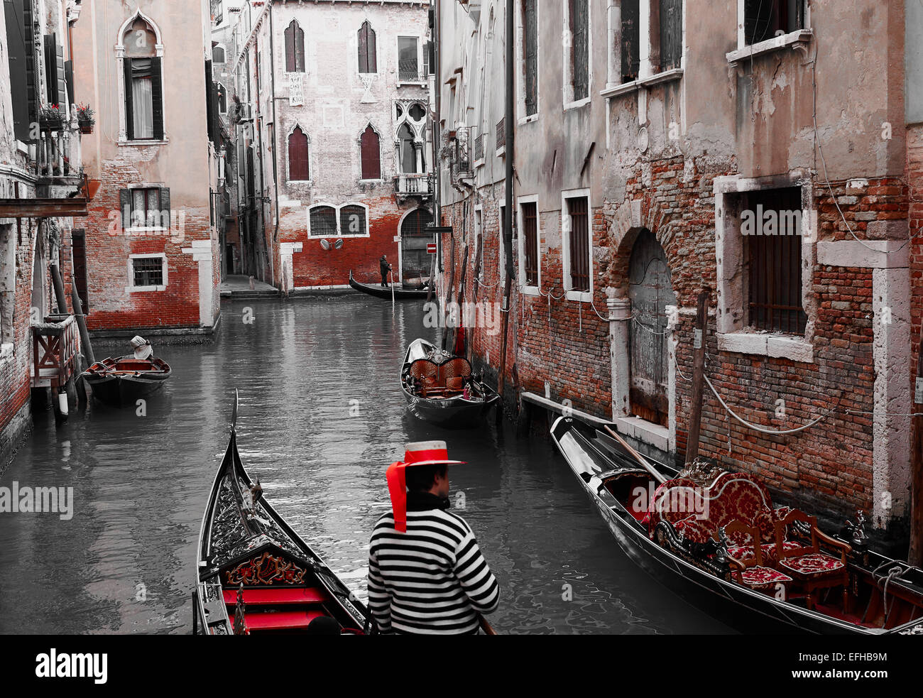 Canal Szene mit Gondoliere in traditioneller Tracht Venedig Veneto Italien Europa Stockfoto