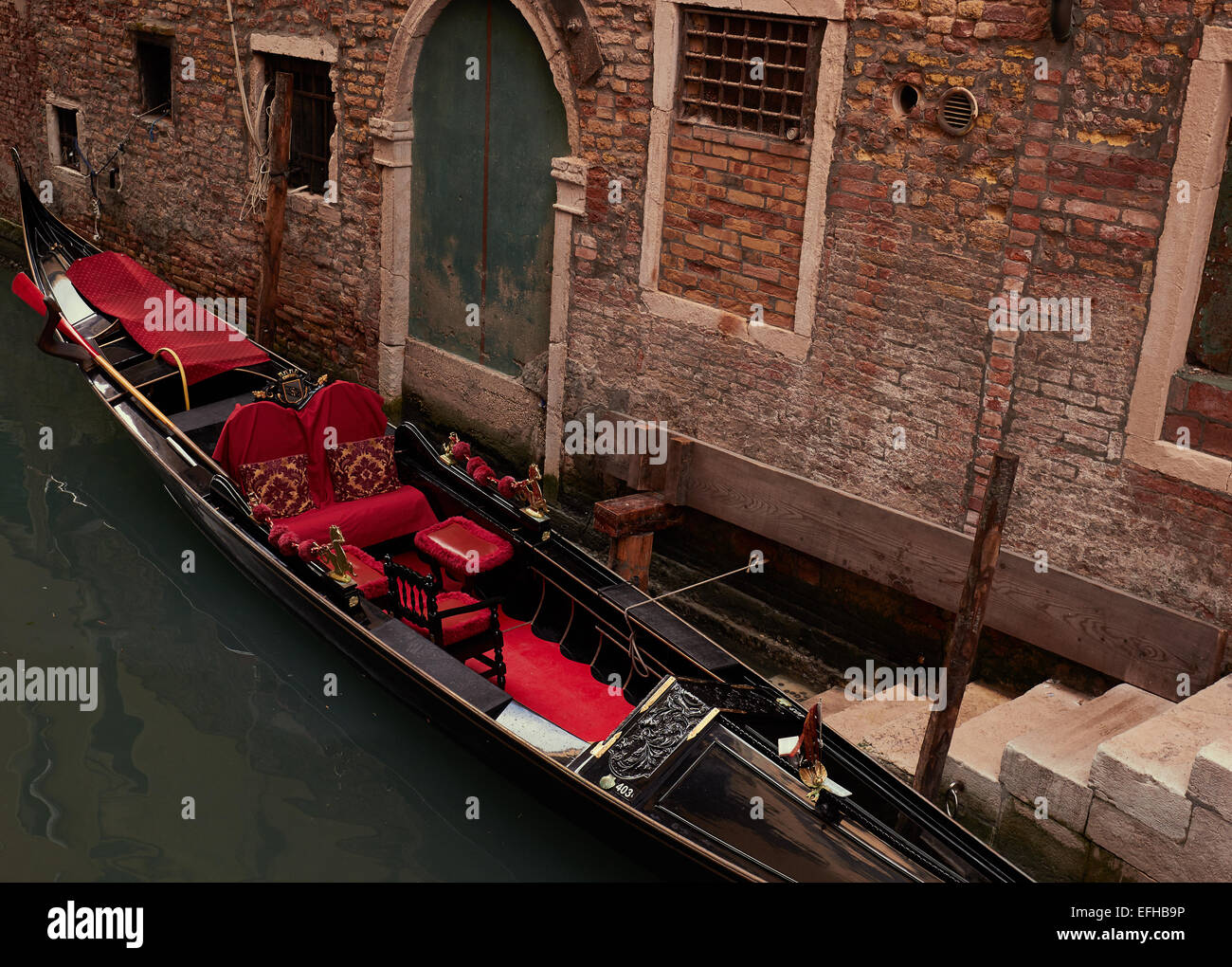 Dekorative rote innere der Gondel vertäut schrittweise Venedig Veneto Italien Europa Stockfoto