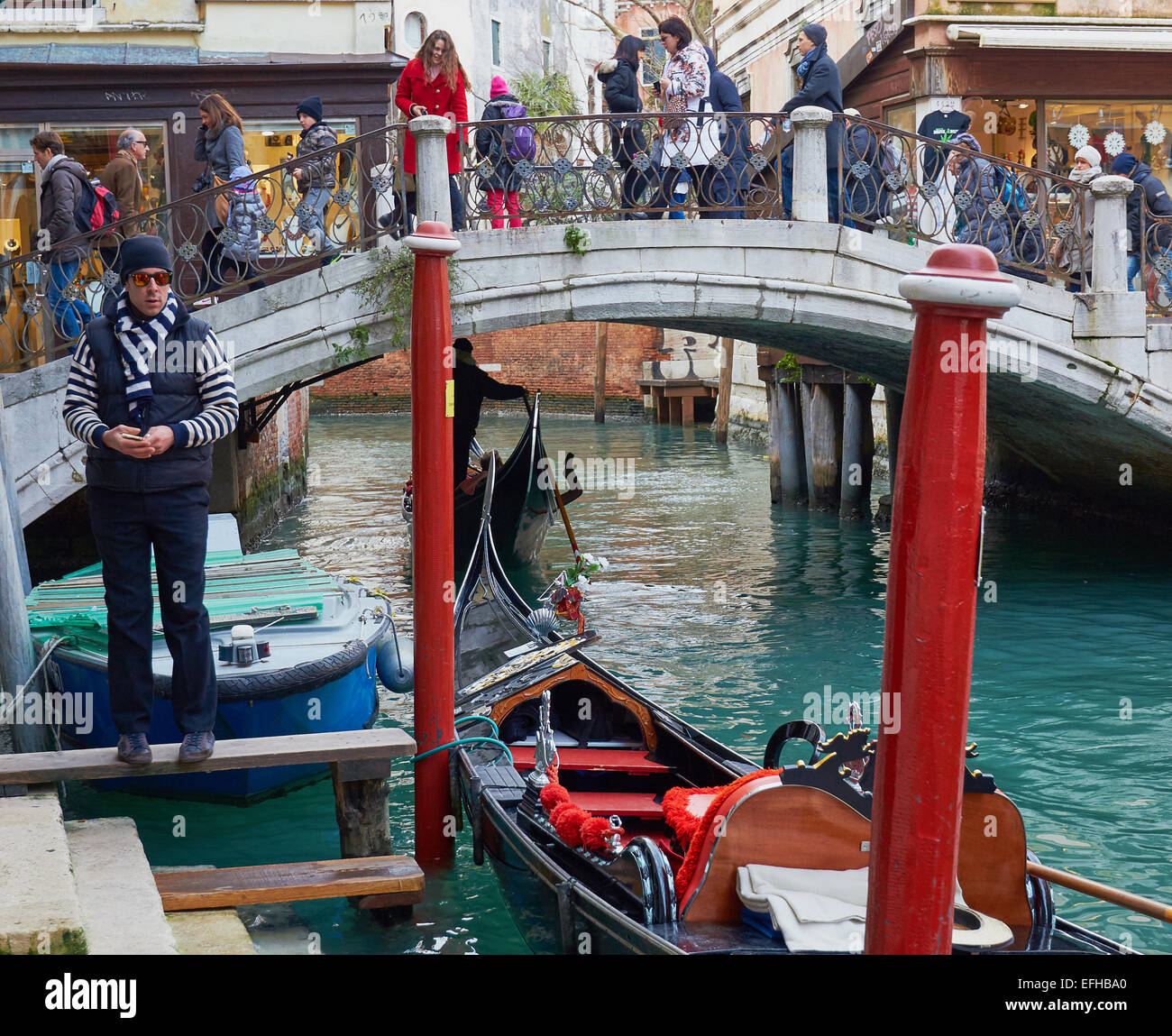 Gondel Gondoliere und beschäftigt kleine Brücke über den Kanal Venedig Veneto Italien Europa Stockfoto