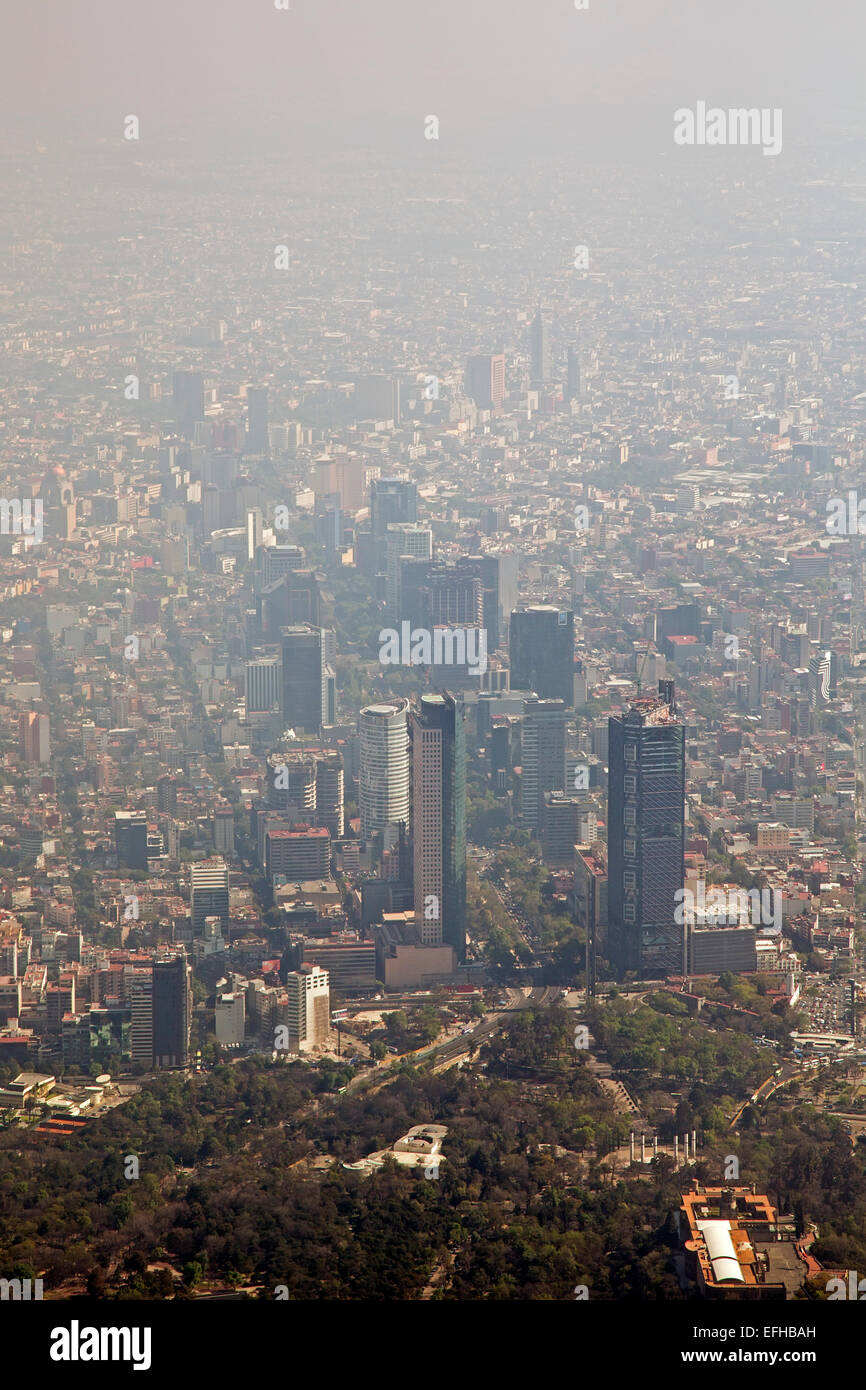 Mexiko-Stadt, Mexiko - Luftverschmutzung schneidet Sichtbarkeit in Mexiko-Stadt. Stockfoto