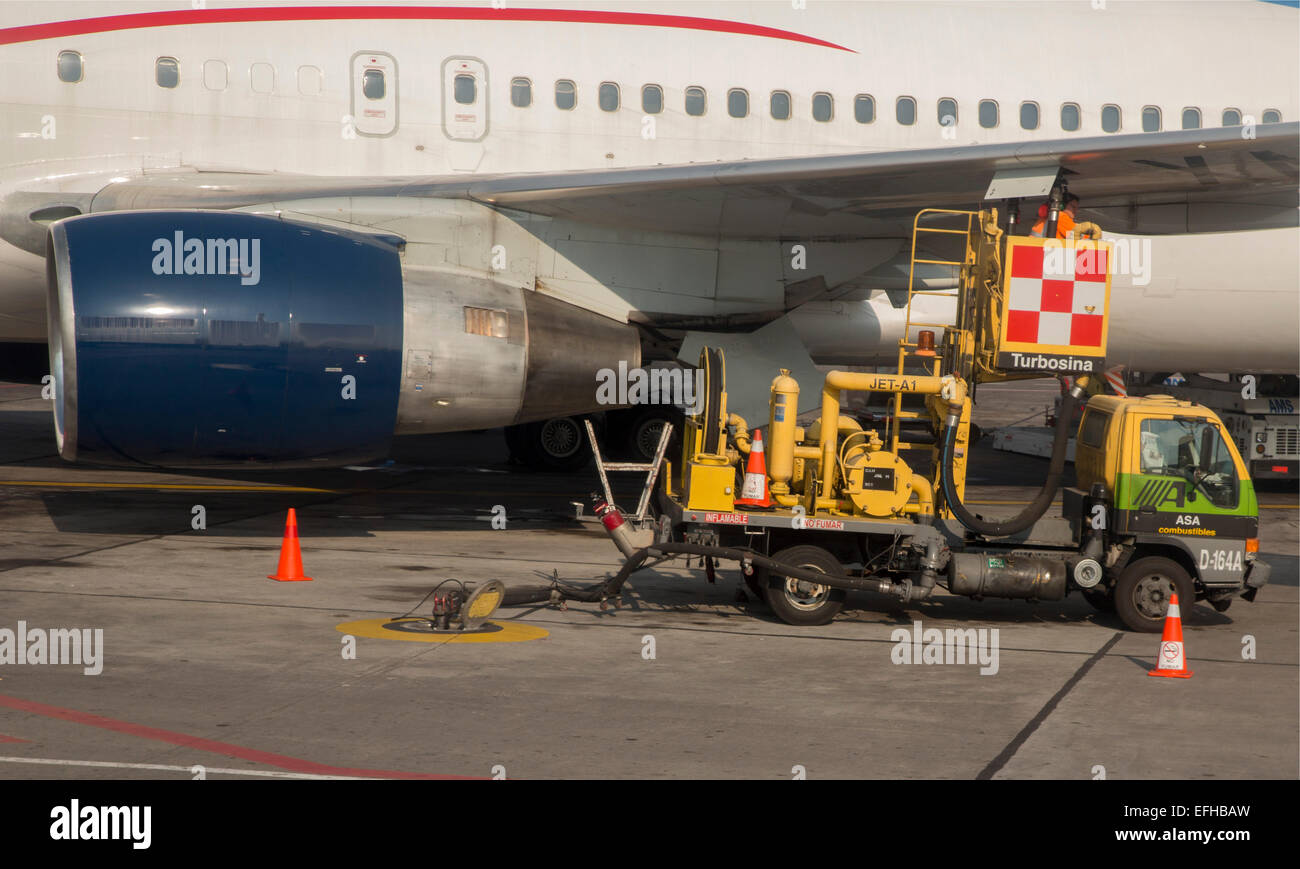 Mexiko-Stadt, Mexiko - Arbeitnehmer tanken ein AeroMexico Jet am Flughafen Benito Juárez. Stockfoto
