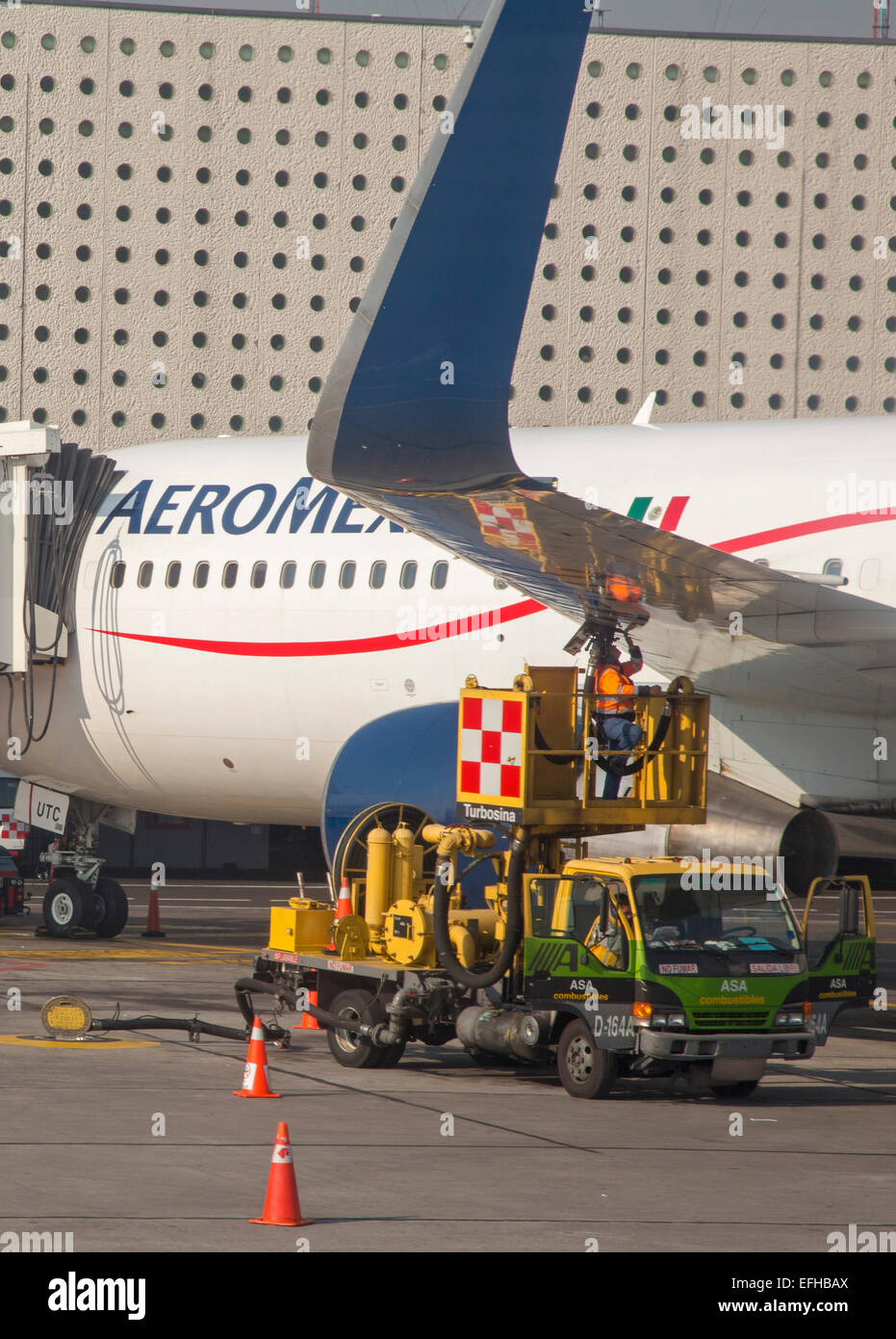 Mexiko-Stadt, Mexiko - Arbeitnehmer tanken ein AeroMexico Jet am Flughafen Benito Juárez. Stockfoto