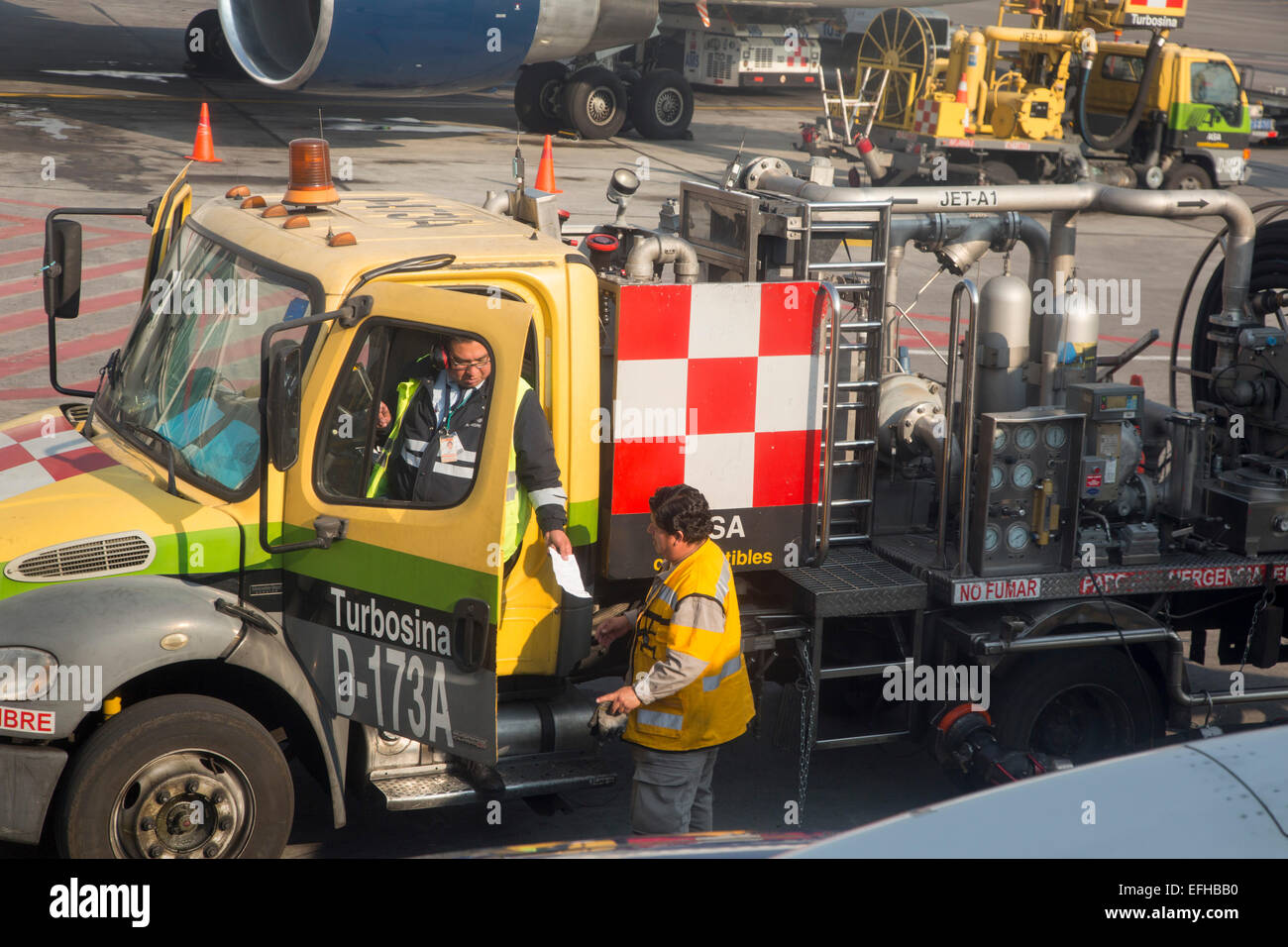 Mexiko-Stadt, Mexiko - Arbeitnehmer tanken ein AeroMexico Jet am Flughafen Benito Juárez. Stockfoto