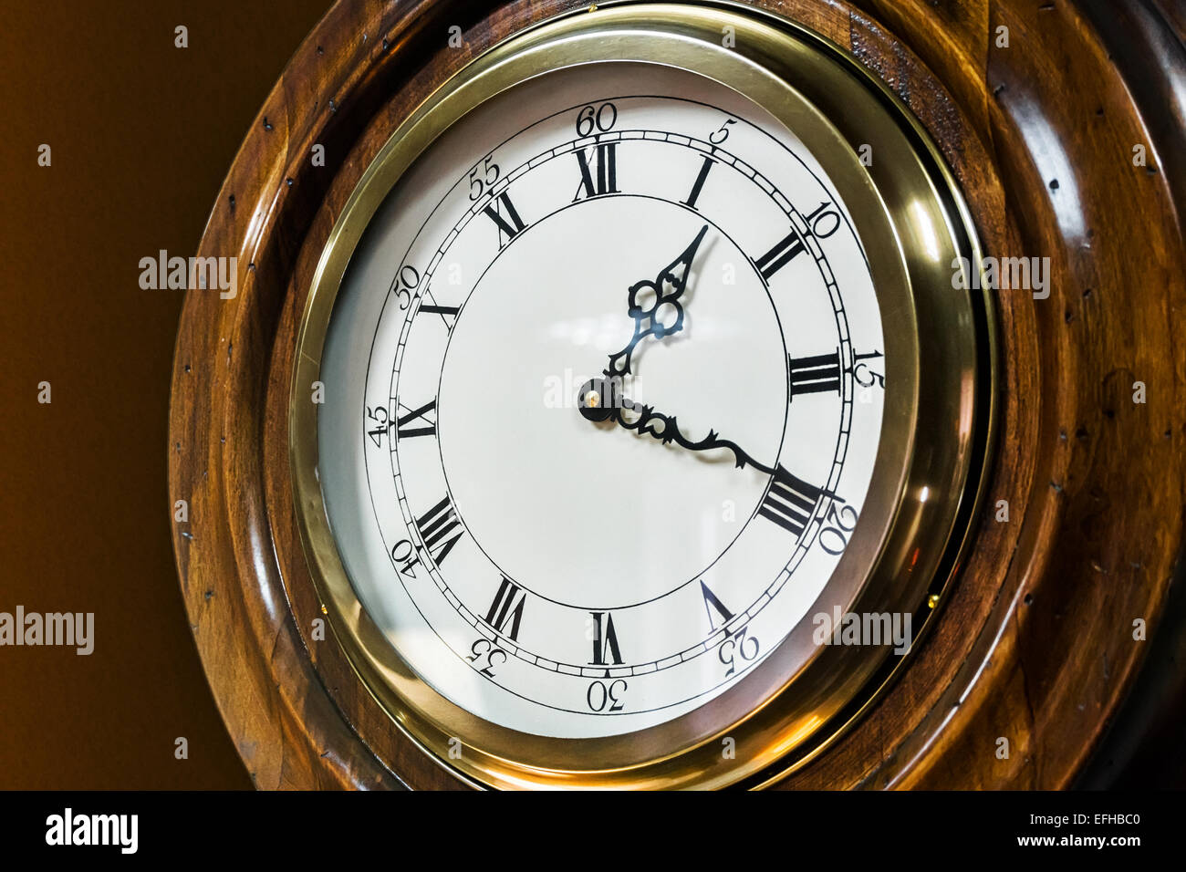 Klassische Vintage Uhr mit beweglichen Zeiger auf braune Wand Stockfoto