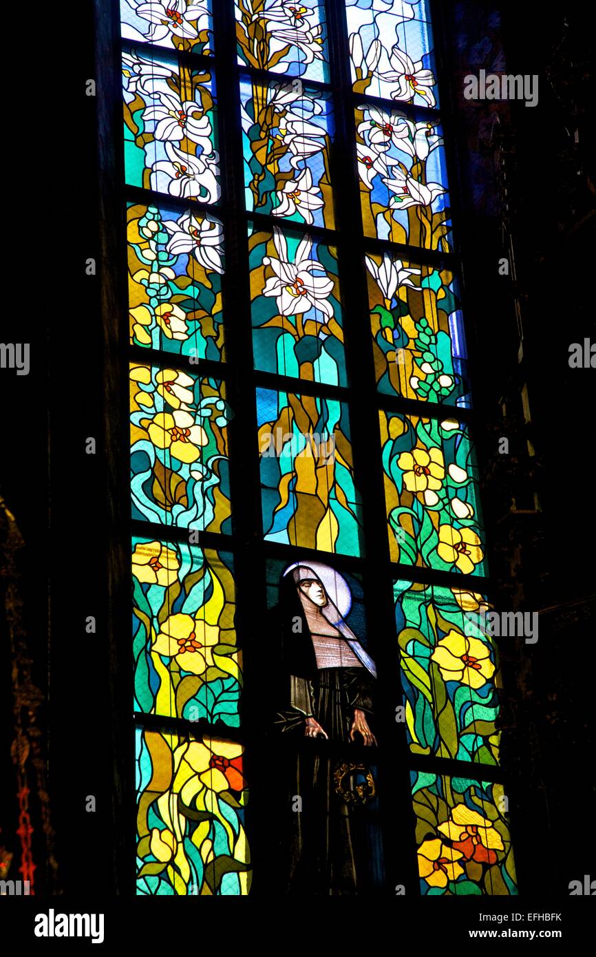 Stanislaw Wyspianski entwarf Kirchenfenster, Kirche des Hl. Franziskus von Assisi, Krakau, Polen, Europa Stockfoto