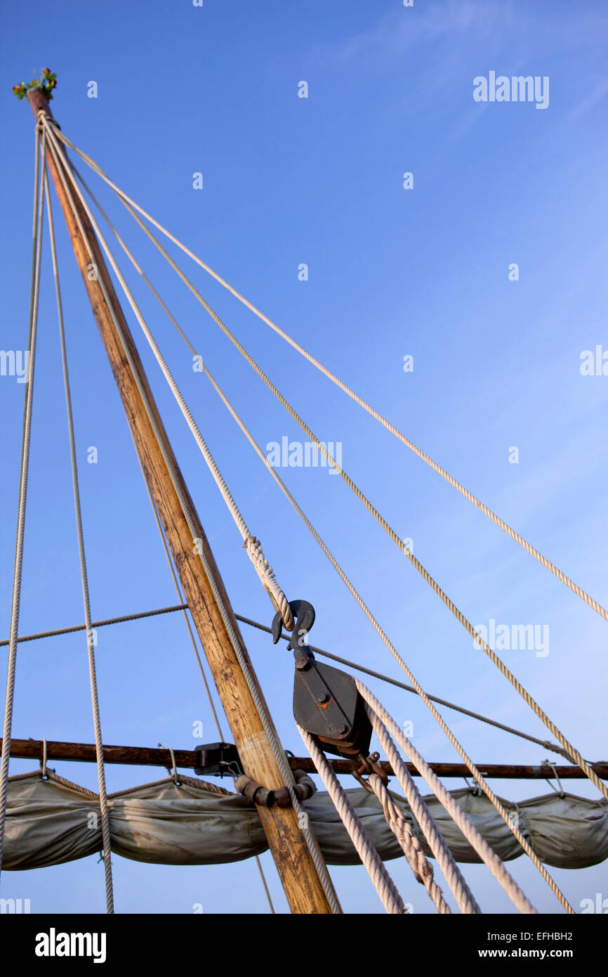 Matte und Seile eines Segelbootes Stockfoto