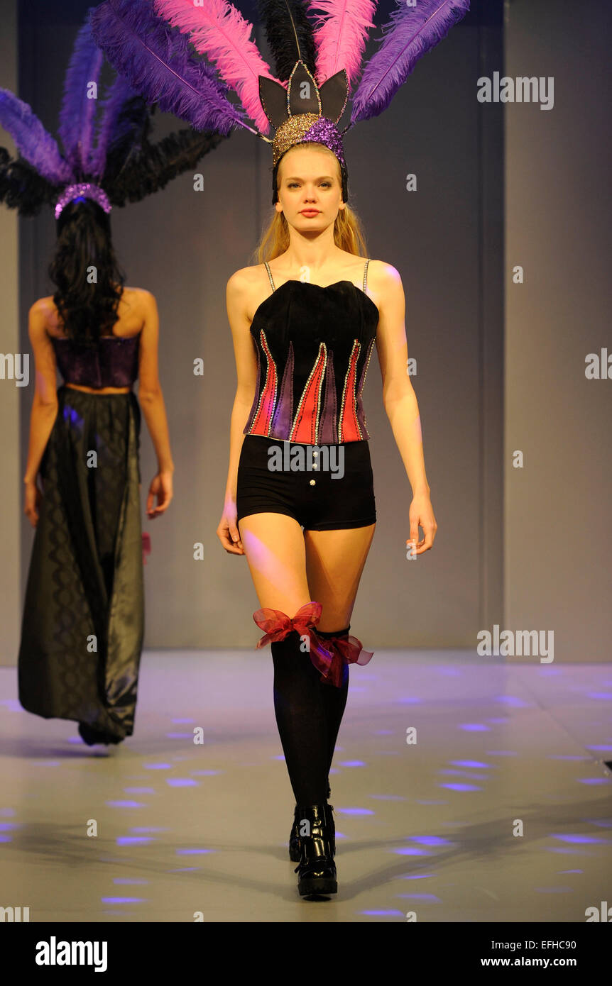 Mode Modelle tragen Warwickshire College Studentin Entwürfe Stockfoto