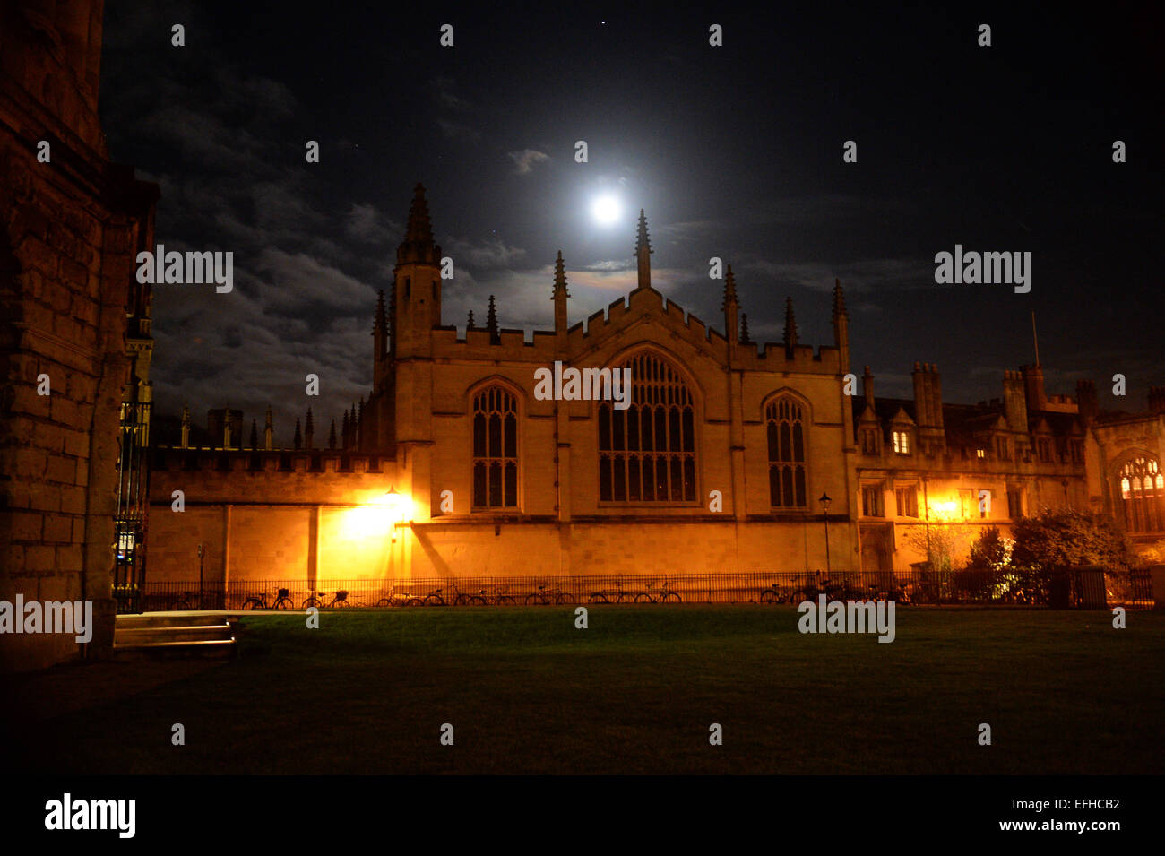 Vollmond und Jupiter gesehen in Oxford, England UK mit Hertford College im Vordergrund.  Bildnachweis: Denis Kennedy/Alamy Live-Nachrichten Stockfoto