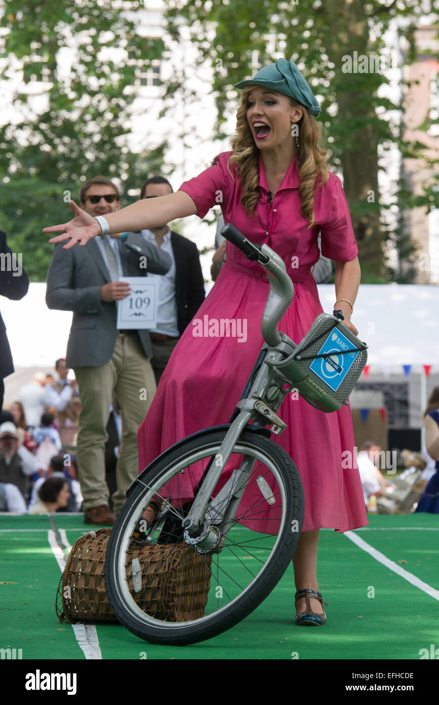 Den 10 Jahrestag der Chap-Olympiade. Eine Schneiderei Versammlung von Chaps und Chapesses in Bloomsbury, London. Lady, die Teilnahme an der Tee-Verfolgung, London, England Stockfoto