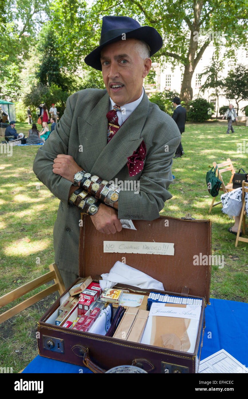Mann verkleidet sich als ein "Spiv" bei den 10 Jahrestag der Chap-Olympiade. Eine Schneiderei Versammlung von Chaps und Chapesses in Bloomsbury, London. Chap-Sportarten sind bei einem Picknick auf dem Platz, London, England statt. Stockfoto