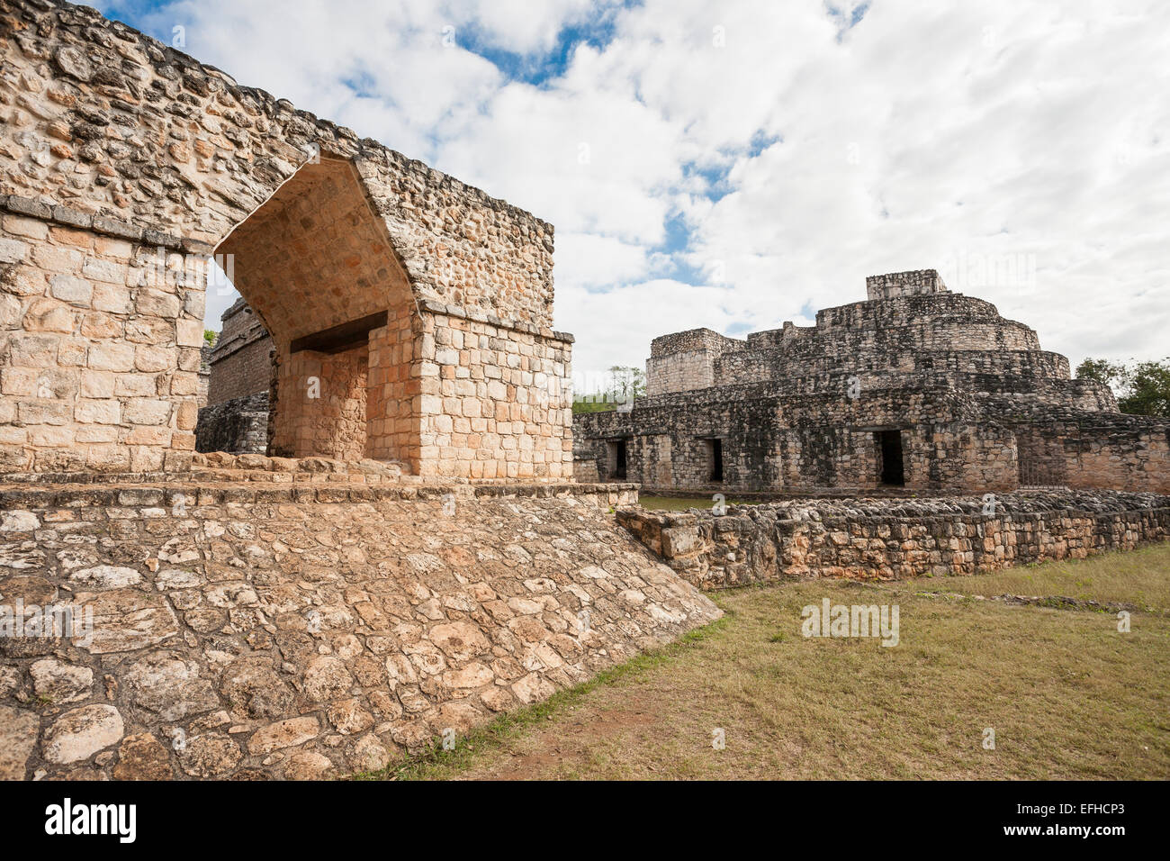 Eingangstor mit Oval Palast hinter. Die zeremonielle Eingangsbogen leuchtet in der Sonne während der dunkleren ovale Palast brütet Stockfoto