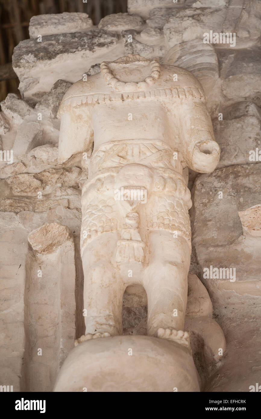 Kopflose Krieger bewacht den Eingang des Grabes. Eine Statue fehlen Arme und Kopf in der geschnitzten Wand, umgibt die Grab-Eingang Stockfoto