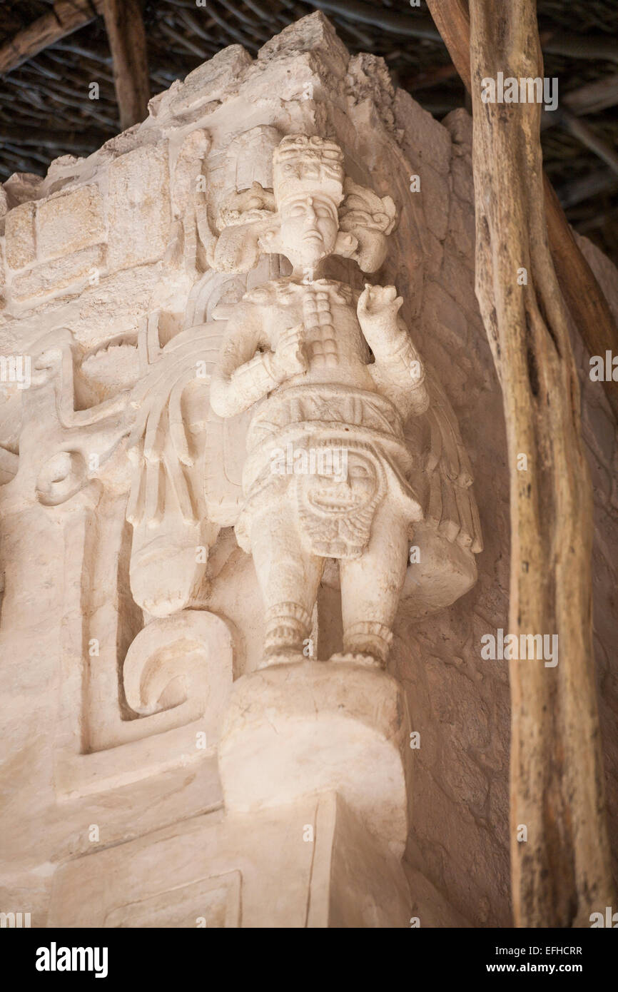 Geflügelte Maya-Krieger. Ecke Dekoration auf dem Altar des Jaguar auf dem Grab der Hauptpyramide. Stockfoto