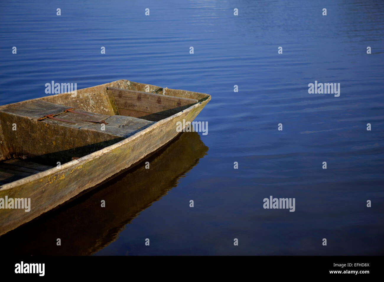 Altes Boot auf einem See Stockfoto
