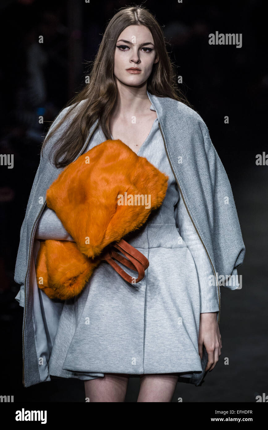 Barcelona, Katalonien, Spanien. 4. Februar 2015. Models auf dem Laufsteg präsentieren die neue Menchén TomÃ s Herbst/Winter 2015 Kollektion am 080 Barcelona Fashion. Bildnachweis: Matthias Oesterle/ZUMA Wire/ZUMAPRESS.com/Alamy Live-Nachrichten Stockfoto