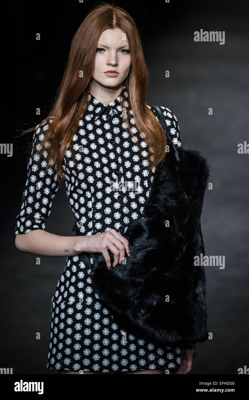 Barcelona, Katalonien, Spanien. 4. Februar 2015. Models auf dem Laufsteg präsentieren die neue Menchén TomÃ s Herbst/Winter 2015 Kollektion am 080 Barcelona Fashion. Bildnachweis: Matthias Oesterle/ZUMA Wire/ZUMAPRESS.com/Alamy Live-Nachrichten Stockfoto