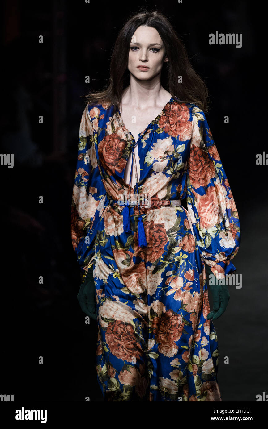 Barcelona, Katalonien, Spanien. 4. Februar 2015. Models auf dem Laufsteg präsentieren die neue Menchén TomÃ s Herbst/Winter 2015 Kollektion am 080 Barcelona Fashion. Bildnachweis: Matthias Oesterle/ZUMA Wire/ZUMAPRESS.com/Alamy Live-Nachrichten Stockfoto